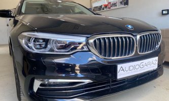 BMW G30 - montáž zosilňovača s DSP a reproduktorov