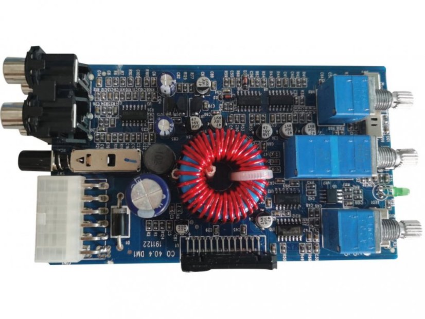 Zosilňovač pre predné aj zadné reproduktory pre vozidla Škoda